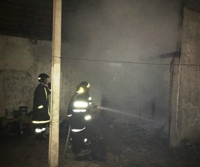 Barracão habitado por usuários de drogas e prostitutas é incendiado 
