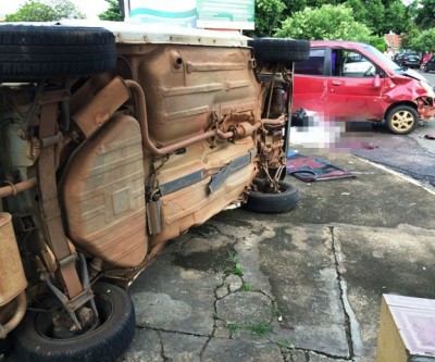 Mulher morre prensada em acidente; Fiat Uno tombou no acidente