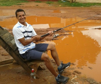 Morador pesca na 