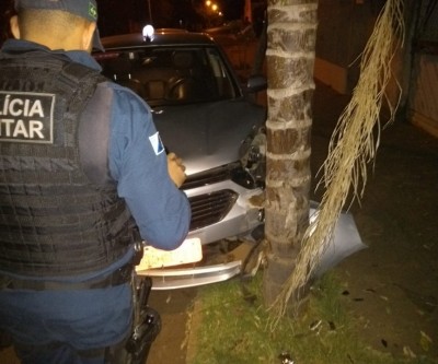 Taxista colide em árvore durante tentativa de assalto em Três Lagoas