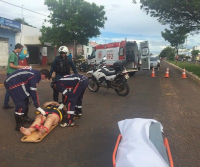 Garupa cai após moto colidir na lateral de veículo e motociclista foge 