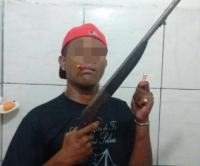 Dupla que enviava fotos empunhando armas através do Whatsapp é presa por tráfico de drogas