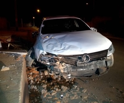 Motorista de Jetta bate e destrói carro durante a madrugada