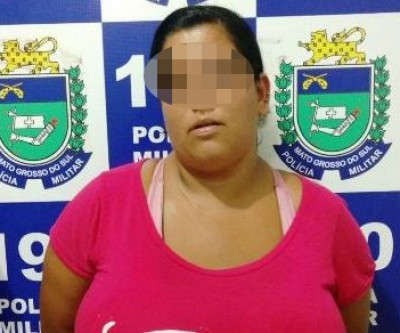 Mulher que escondia drogas dentro da bermuda é presa com menores 