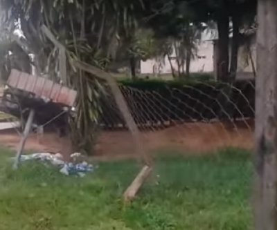 Motorista que bateu em alambrado na Lagoa Maior deixa placa para trás