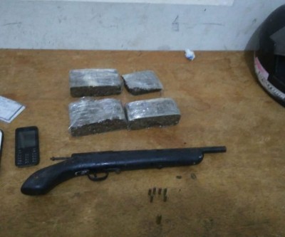 Força Tática prende envolvidos em tráfico de drogas e apreende arma de fogo artesanal