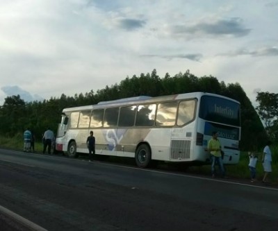 Empresa “pula de galho em galho” e fica sem combustível no meio do caminho com ônibus cheio de passageiros