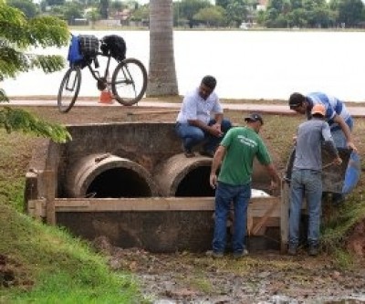 Parede de contenção de água da Lagoa maior é reconstruída após reparos na fonte luminosa