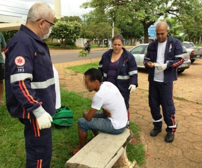 Após briga, jovem é esfaqueado nas costas pela mulher 