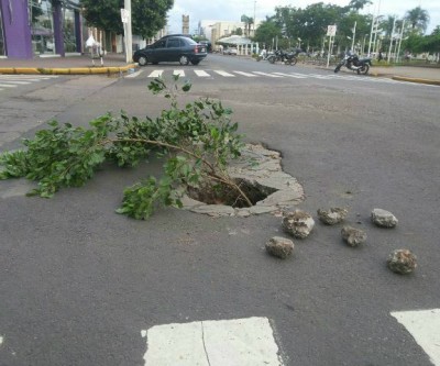 Moradores de Três Lagoas sinalizam buracos para evitar acidentes