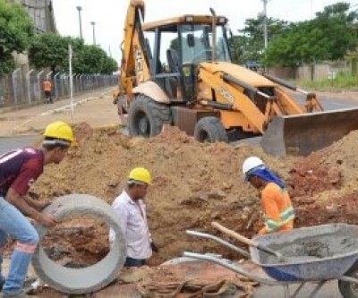 Após pedido do prefeito de Três Lagoas, rede de esgoto começa a ser construída em rua do Santa Terezinha