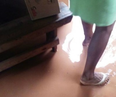 Casa é invadida pelas águas da chuva no bairro Jardim das Violetas 