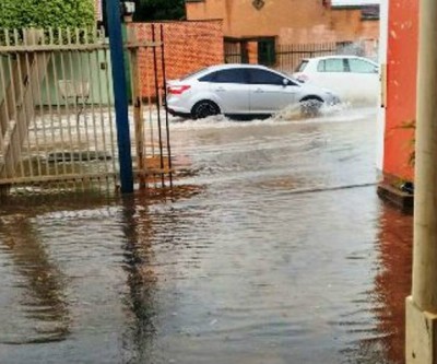Chuva inunda rua no centro da cidade e prejudica comércio