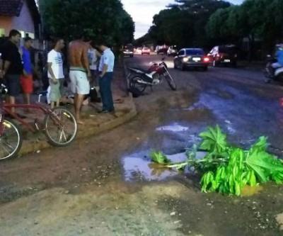 Buracos nas ruas do bairro Vila Nova, causam acidente de trânsito 