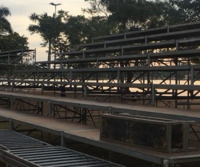 Estruturas de arquibancada e palco para o aniversário da cidade devem ficar prontas após o final de semana
