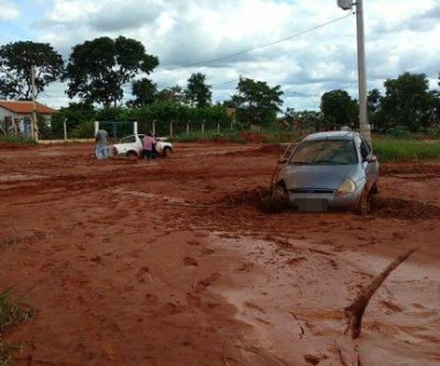 Dois veículos ficam atolados no bairro Jardim Carandá