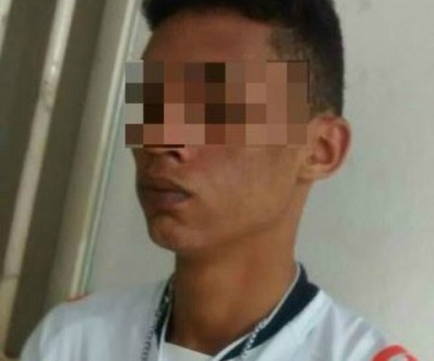 Rádio Patrulha aborda homem usando entorpecente em via pública