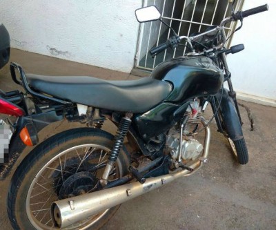 Pedreiro denuncia moto abandonada em terreno baldio no bairro Nova Três Lagoas