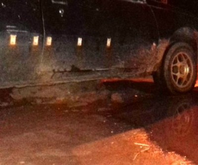 No bairro Jardim Oitti, Carro fica preso sobre bueiro acima do nível da rua