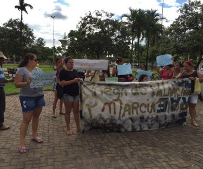 Contemplados do Residencial Orestinho fazem manifestação na área central e prometem ir até a casa da prefeita