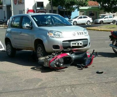 Moto fica embaixo de carro após colisão no Vila Nova 
