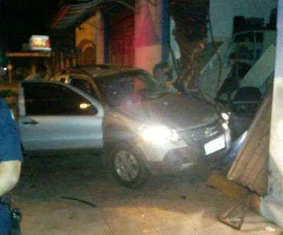 Na madrugada, veículo destrói fachada de comércio no Lapa