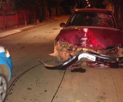 Motorista bate em poste e abandona carro no bairro Paranapungá