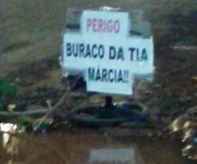 Buraco na Clodoaldo Garcia é sinalizado por moradores 