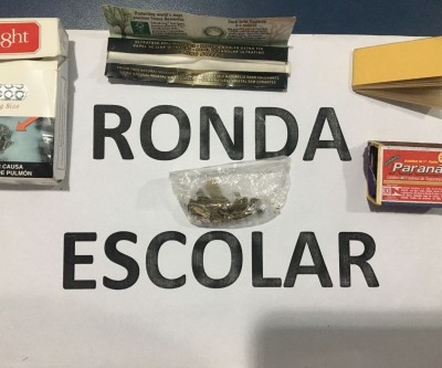 Ronda Escolar prende jovem e apreende adolescente com drogas