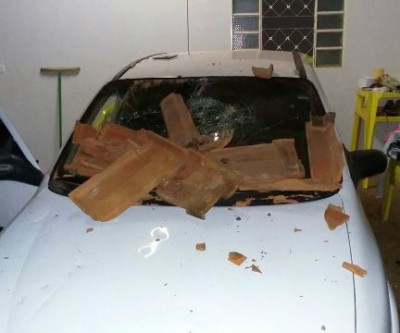 Enfurecida por ciúmes, mulher destrói carro do marido durante festa 