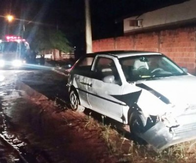 Motorista que bateu em muro de residência abandonou o veículo no Paranapungá