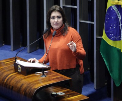 Simone Tebet defende urgência na proibição de propagandas de cigarro