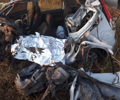 Acidente entre carro e carreta deixa uma pessoa morta na BR-158