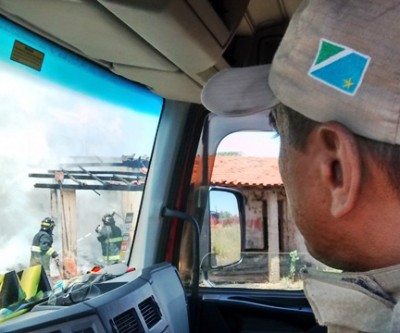 Bombeiros combatem incêndio em residência