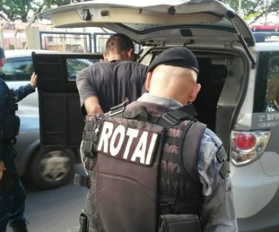 Homem se assusta com a aproximação da ROTAI e acaba sendo detido por porte de drogas