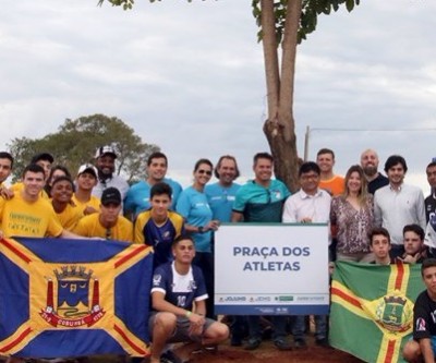 Atletas dos JEMS/JOJUMS plantam mudas de árvores na praça da Vila Piloto