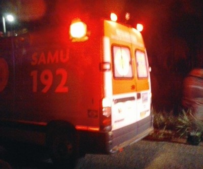 Homem é golpeado pelas costas em tentativa de homicídio e recebe ajuda de populares