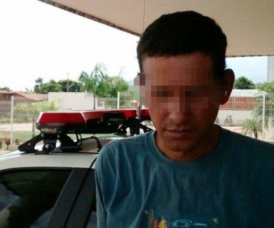 Homem é detido após agredir o amigo com uma pá de construção 
