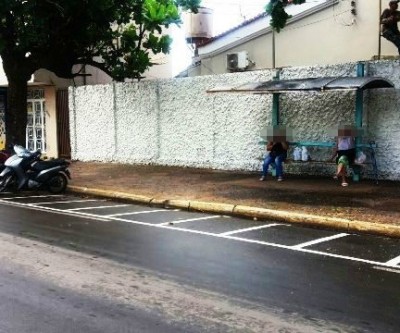 Descubra você mesmo: Estacionamento para motos ou ponto de ônibus?