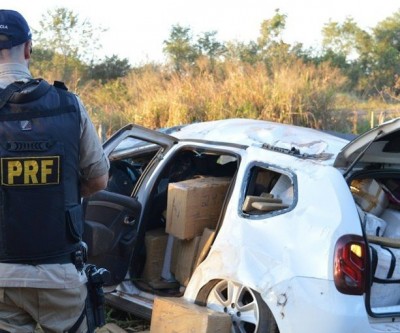 Após perseguição, Renault Duster capota e PRF descobre 1 tonelada de maconha 