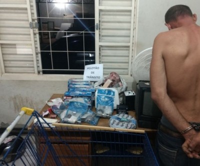 Homem que encontrou carrinho de compras perto de estação é detido e levado para a delegacia 