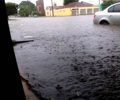 Chuva rápida que caiu em Três Lagoas foi o suficiente para alagar diversas ruas da cidade 