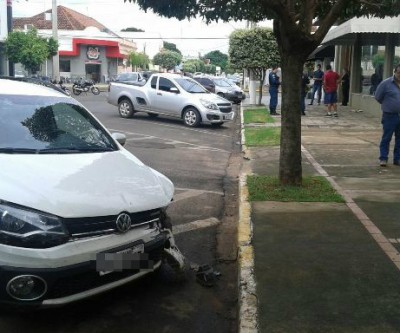 Voltando da balada, motorista perde o controle e colide contra vitrine de loja na região central 