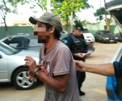 Homem que tentava furtar cadeados de supermercado é preso pela PM 