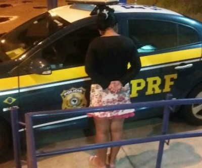 PRF de Três Lagoas prende mulher que transportava 2kg de haxixe em ônibus 