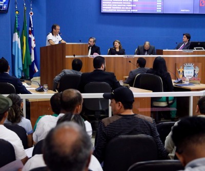 Taxistas pedem apoio de vereadores para proibir entrada de aplicativos de transporte 