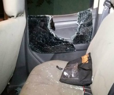 Após ter moto apreendida, jovem se descontrola e quebra viatura policial