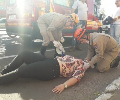 Condutora de bicicleta elétrica fica ferida ao colidir contra carro parado