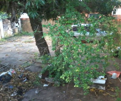 Profissional da saúde deixa quintal sujo e irrita vizinhança no Santos Dumont II