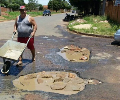 Cansado de esperar pelo poder público, morador realiza ”tapa buracos”